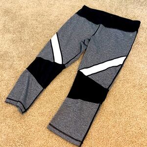 Nicole Miller Cropped Active Leggings